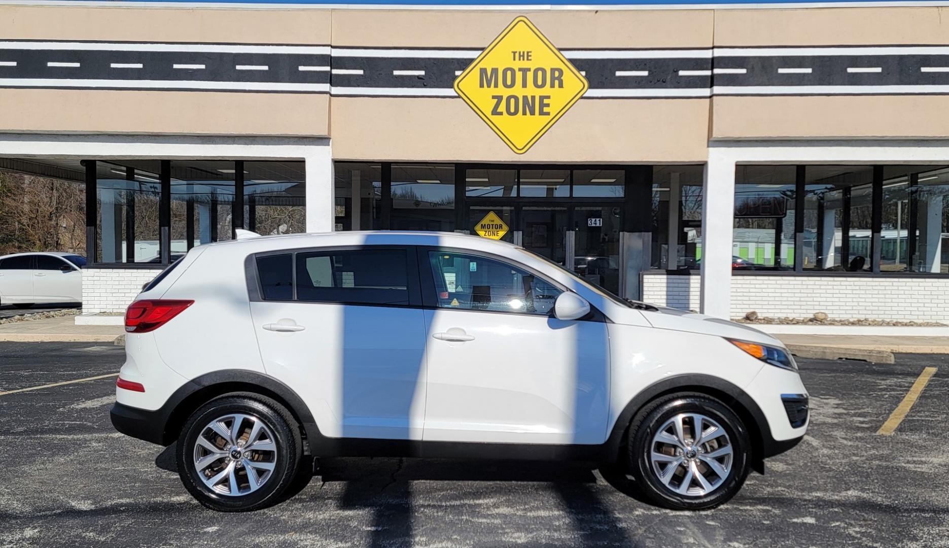 2015 White /Black Kia Sportage LX (KNDPB3AC6F7) with an 4-Cyl, GDI, 2.4 Liter engine, Auto, 6-Spd Sportmatic transmission, located at 341 N White Horse Pike, Lawnside, NJ, 08045, (856) 262-9500, 39.855621, -75.027451 - Photo#2